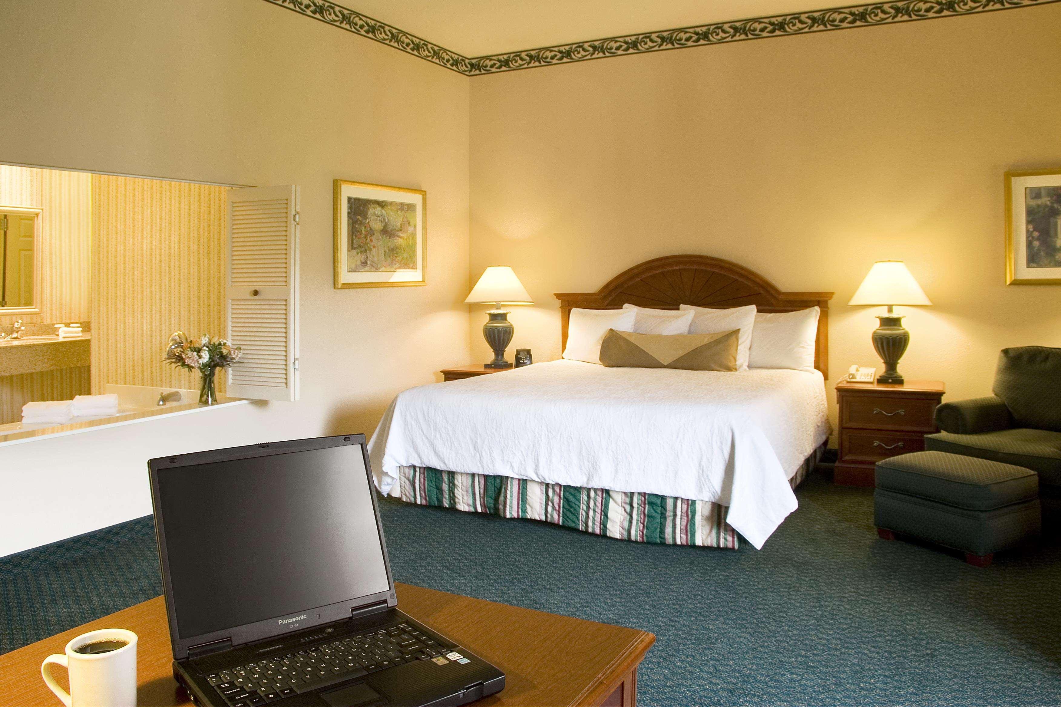 Hilton Garden Inn Сейнт Чарлз Стая снимка